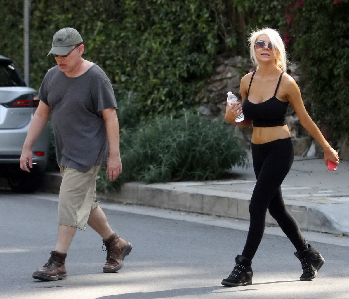 Courtney stodden busty in reggiseno nero e collant all'aperto
 #75199222