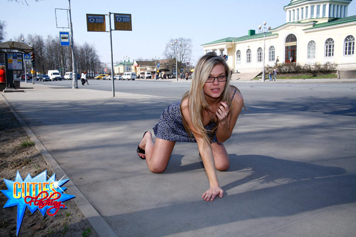 Joven rubia fresca posa en topless en una calle concurrida
 #71556197