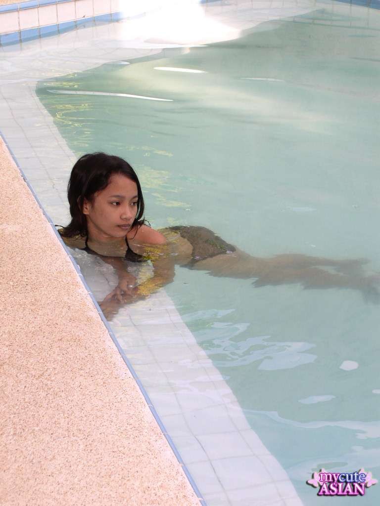 Tímido filipino joven chupa duro en la piscina
 #69987005