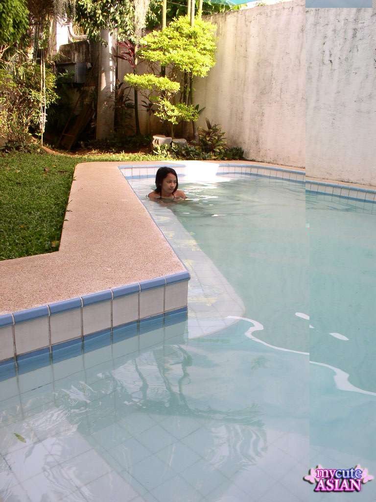 Tímido filipino joven chupa duro en la piscina
 #69987018