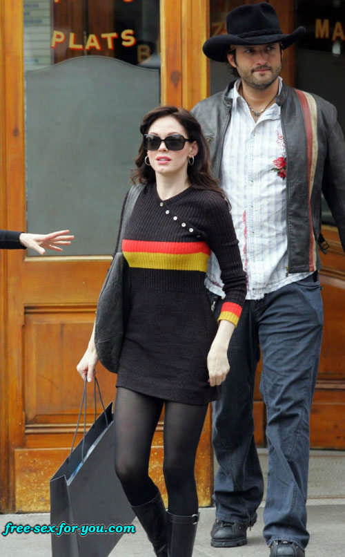 Rose mcgowan zeigt Arsch und posiert in schwarzen Nylons
 #75437023