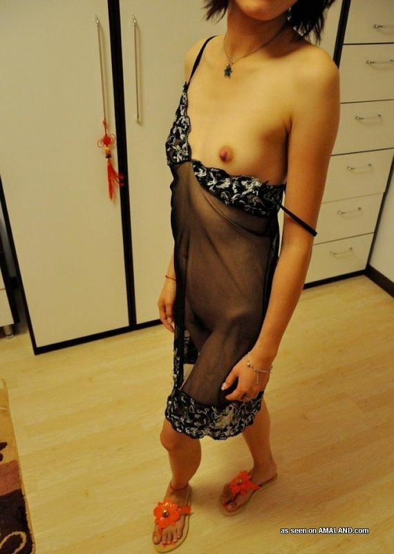 Une jeune femme asiatique mince à la chatte touffue enlève sa lingerie sexy.
 #69749511