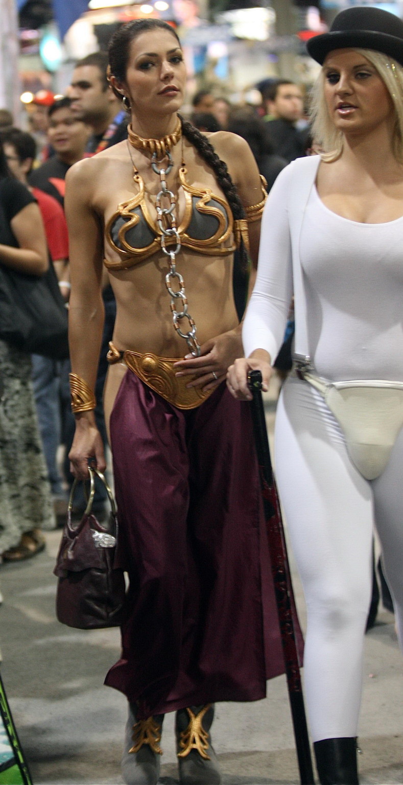 Adrianne curry in sexy prinzessin leia outfit auf der comic convention in san d
 #75339898