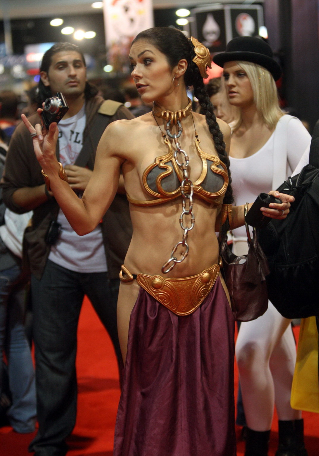 Adrianne curry en traje de princesa leia sexy en la convención de comic con en san d
 #75339954
