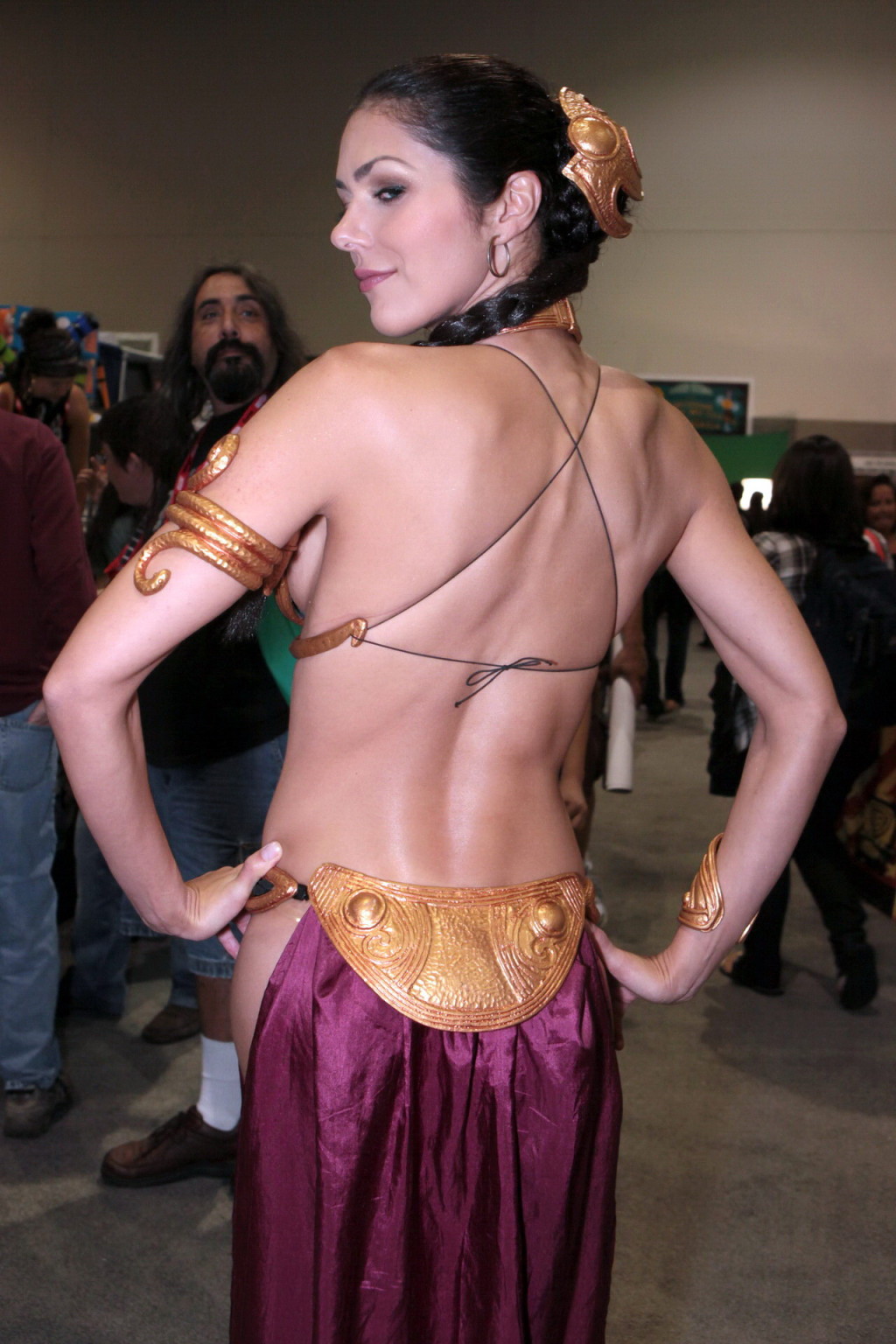 Adrianne curry in sexy prinzessin leia outfit auf der comic convention in san d
 #75339959