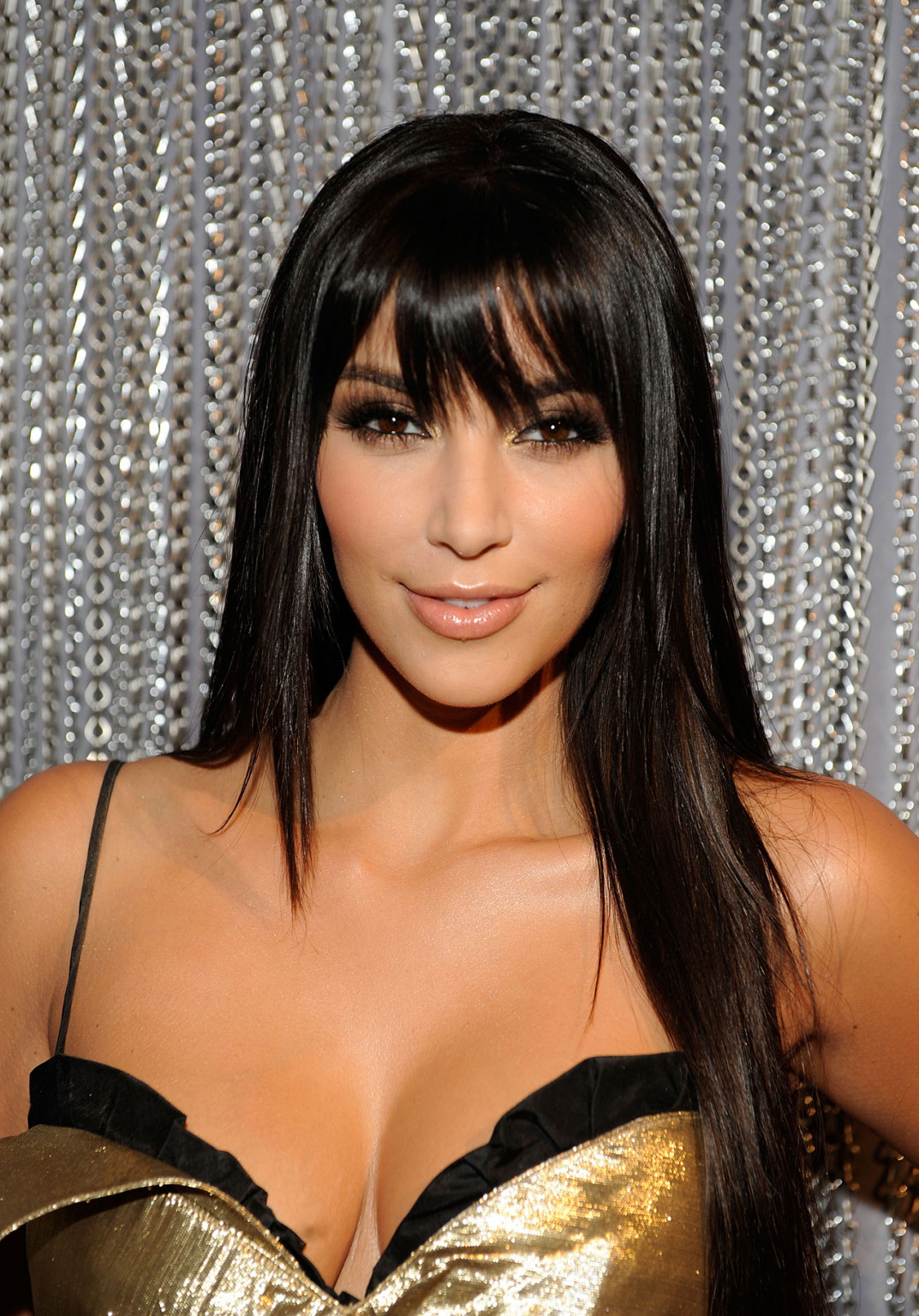 Kim Kardashian pose en bikini sexy et montre ses énormes seins. #75320265