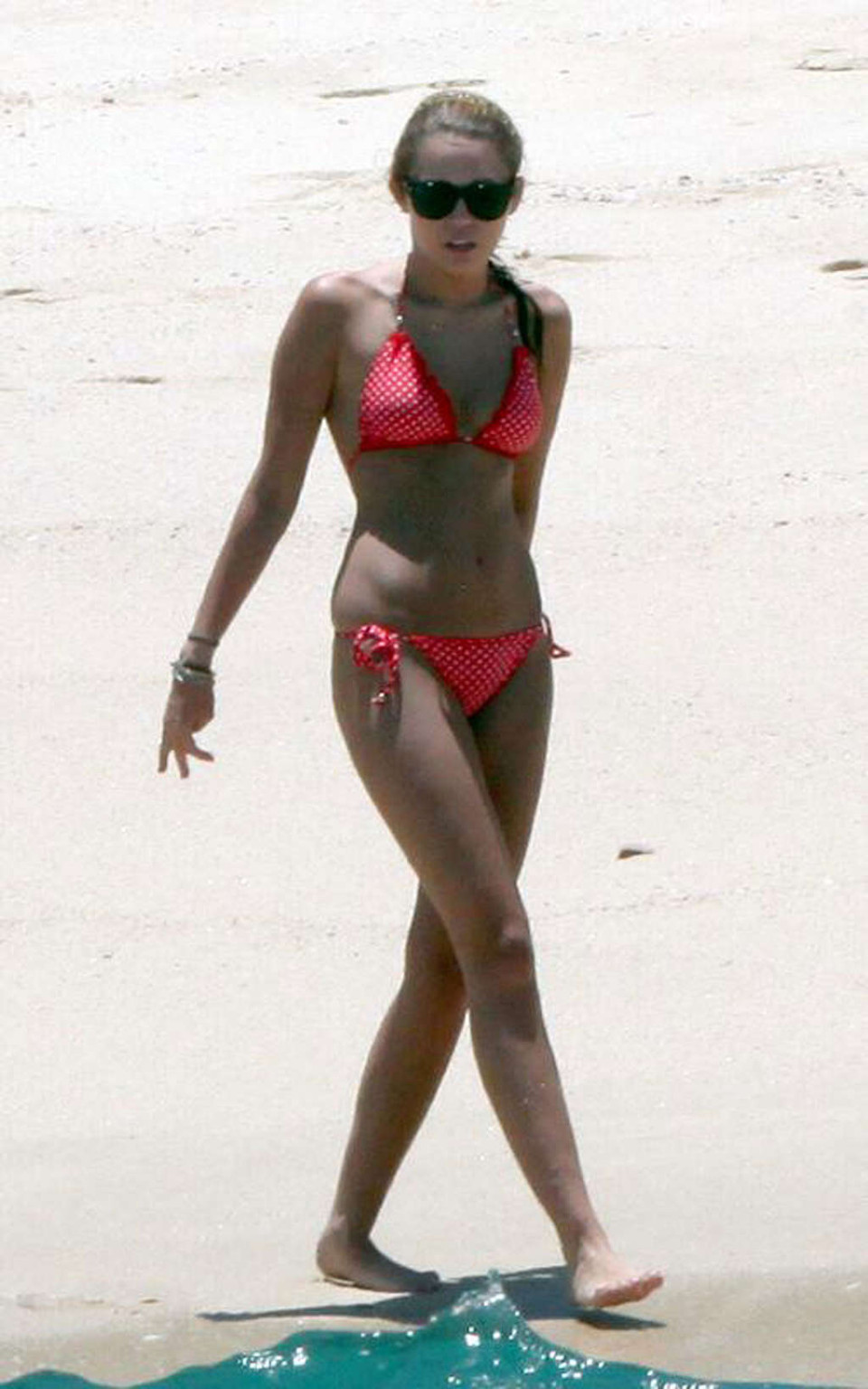 Miley cyrus entblößt ihren verdammt sexy Körper und heißen Arsch im Bikini am Strand
 #75348157