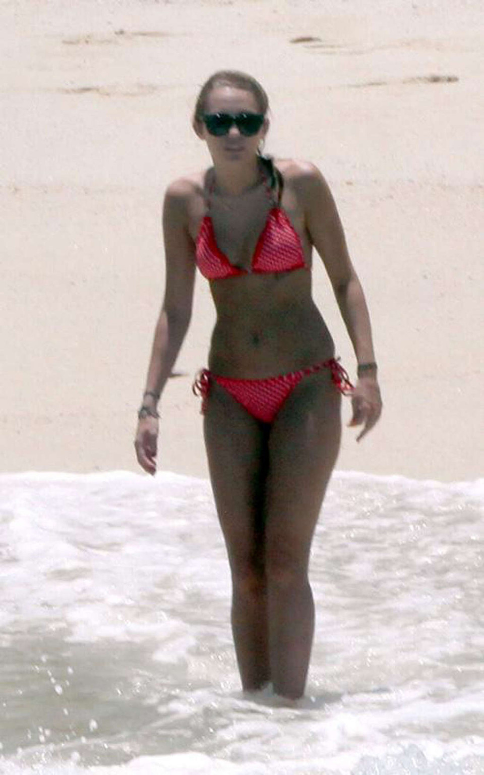 Miley cyrus mostrando su cuerpo jodidamente sexy y su culo caliente en bikini en la playa
 #75348158