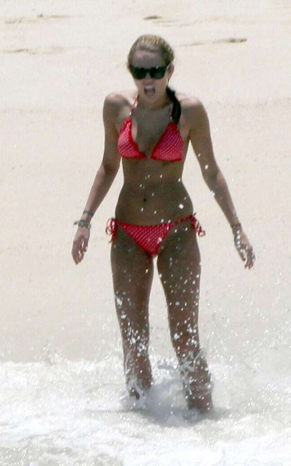 Miley cyrus exposant son putain de corps sexy et son cul chaud en bikini sur la plage
 #75348160