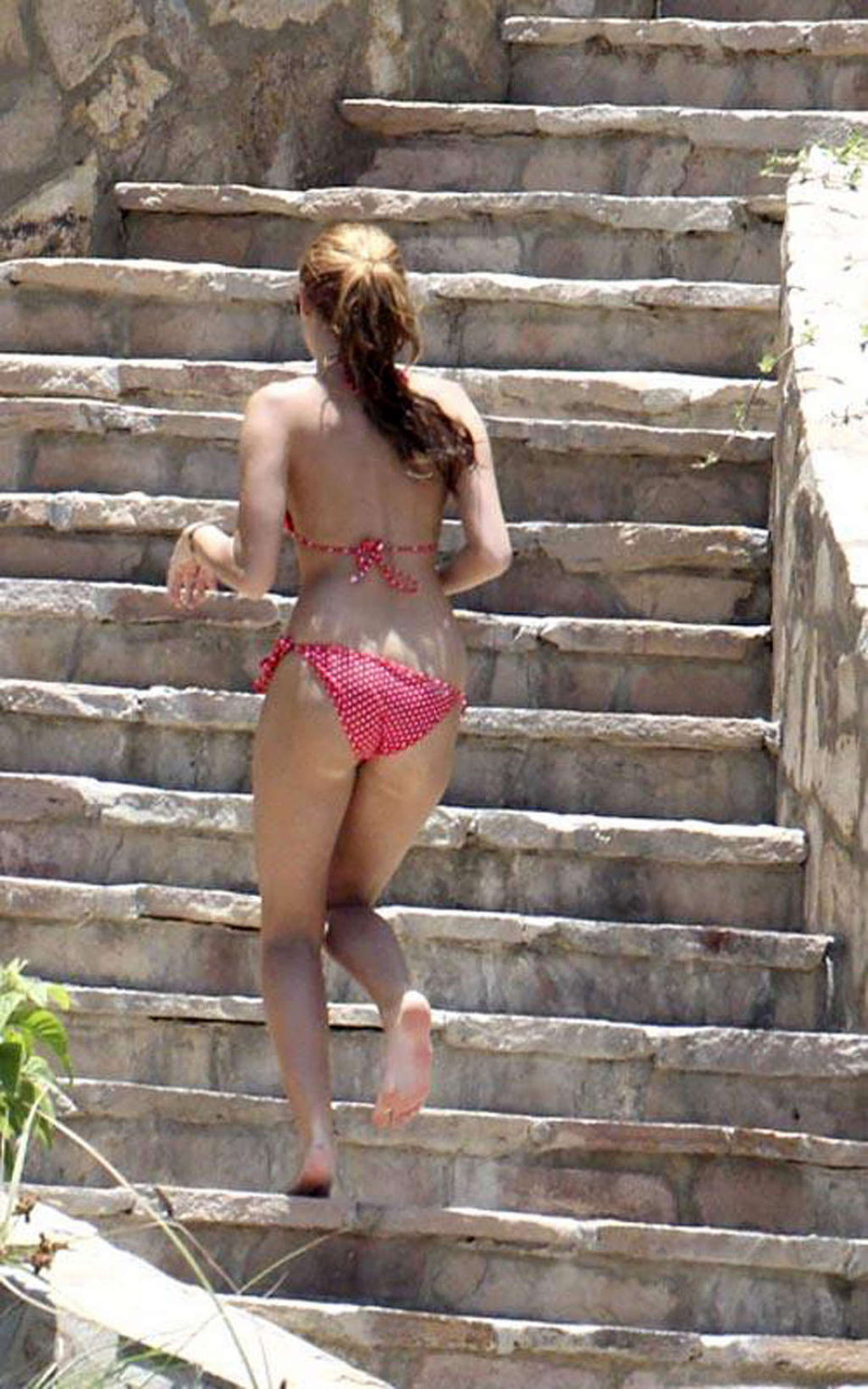 Miley cyrus entblößt ihren verdammt sexy Körper und heißen Arsch im Bikini am Strand
 #75348170