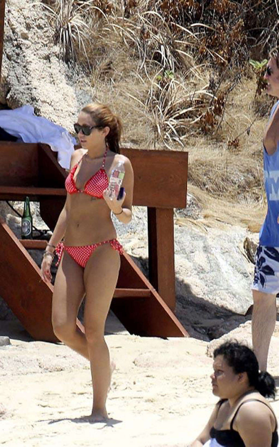 Miley cyrus mostrando su cuerpo jodidamente sexy y su culo caliente en bikini en la playa
 #75348172