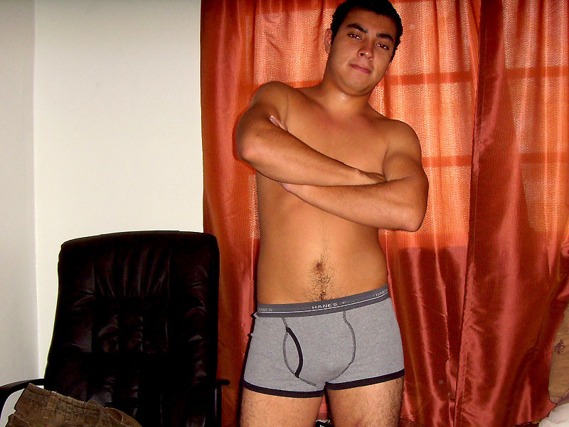 Grandes tíos cachondos de la playa se pavonean con sus cuerpos duros en la playa en busca de un poco de ha
 #76956586