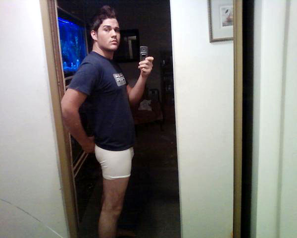 Grandes tíos cachondos de la playa se pavonean con sus cuerpos duros en la playa en busca de un poco de ha
 #76956628