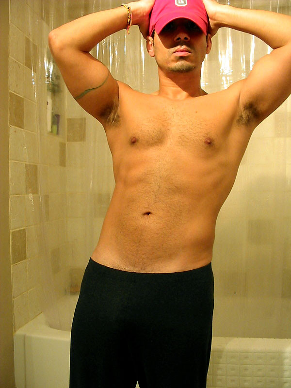 Grandes tíos cachondos de la playa se pavonean con sus cuerpos duros en la playa en busca de un poco de ha
 #76956632