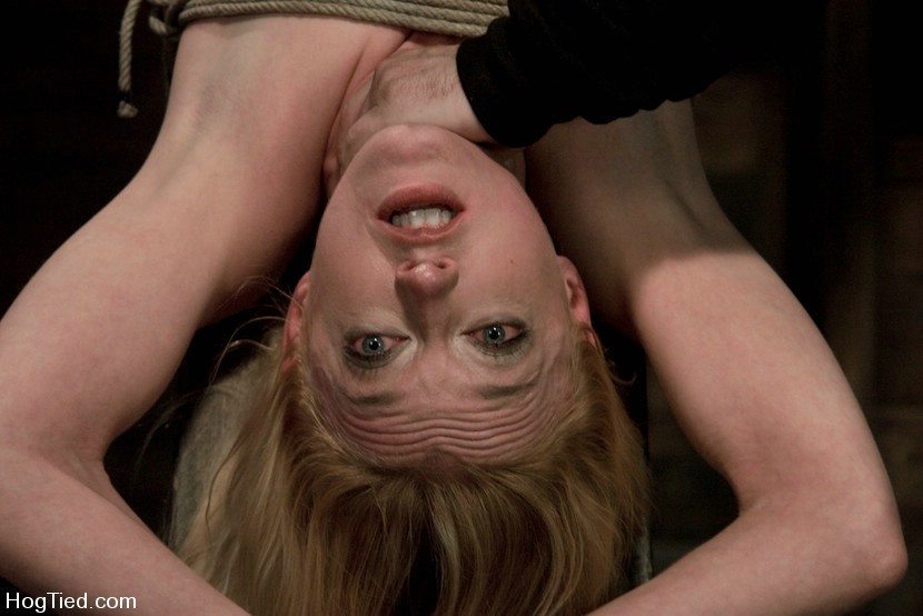 Nena tetona atada con una cuerda
 #72189983