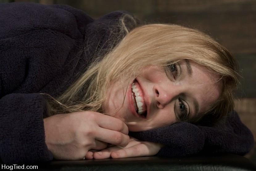 Nena tetona atada con una cuerda
 #72190029