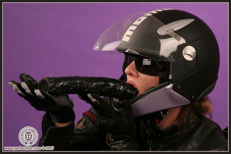 Flexible Dame im Helm stopft sich mit riesigem schwarzen Dildo
 #76292776