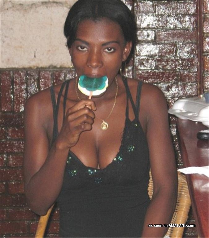 Bonita colección de fotos de novias negras sexy mostrando sus finas tetas
 #67336058