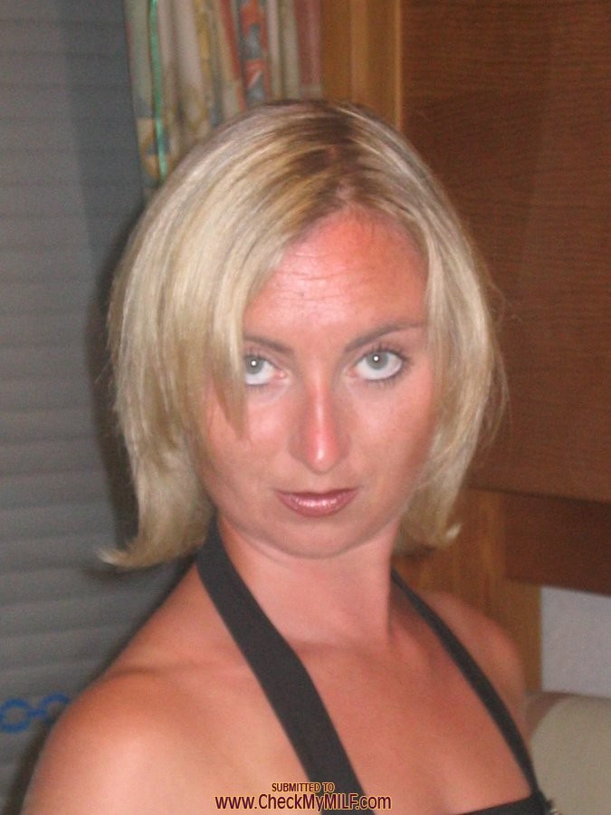 Blonde amateur housewife posing #77574061