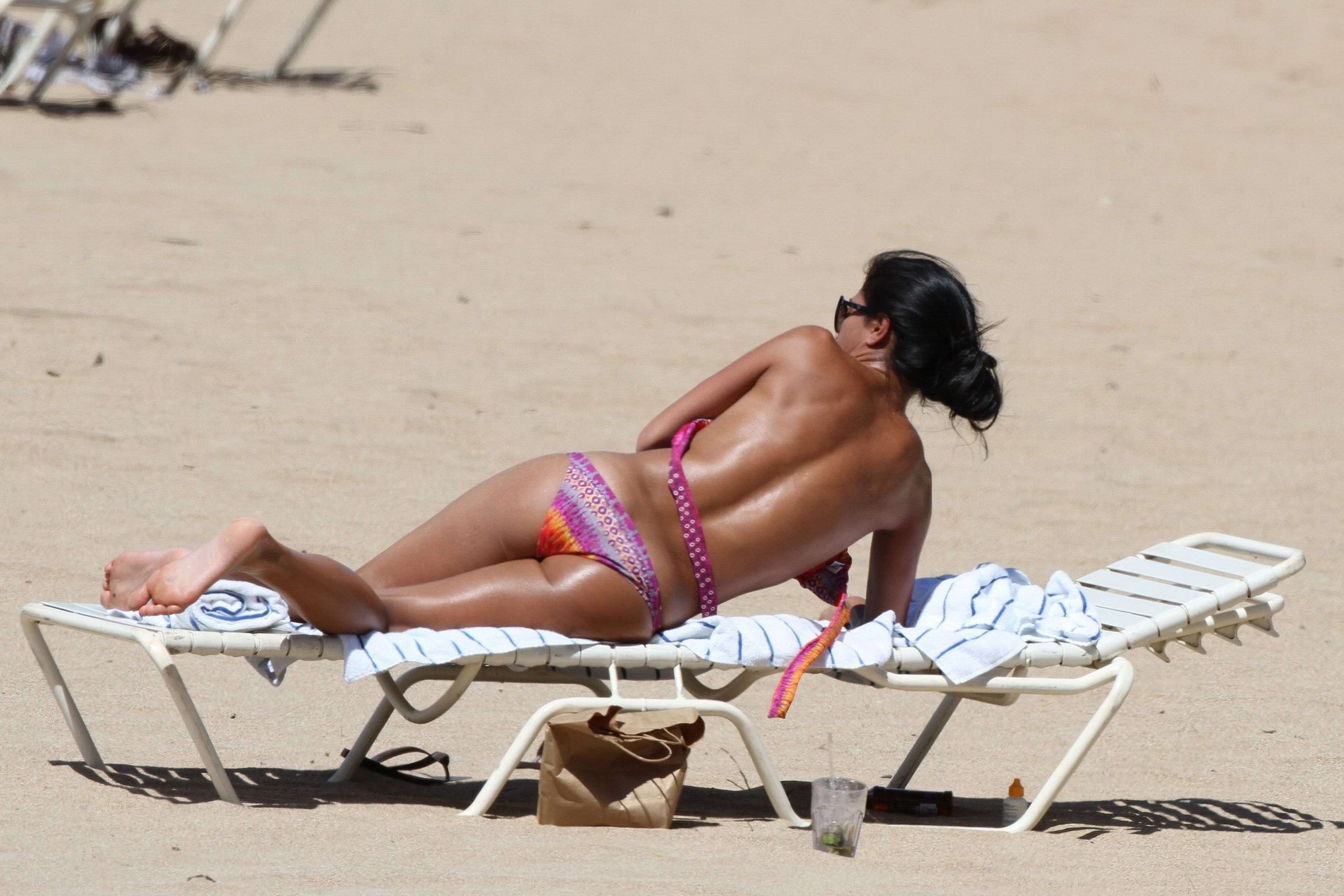Nicole scherzinger che mostra il suo culo indossando un bikini alle hawaii
 #75292077