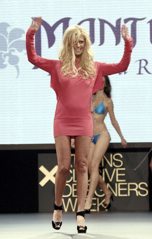 Tara Reid showing her perfect legs in mini skirt #75409286