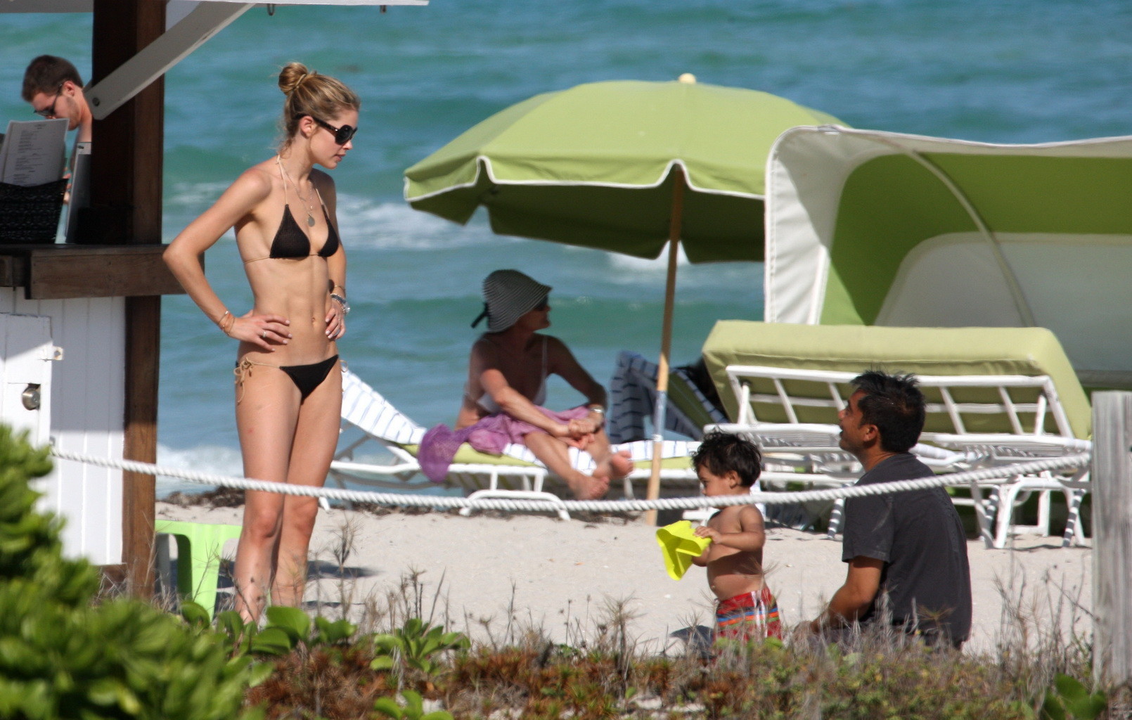 Doutzen Kroes walking in bikini top and shorts to the beach in Miami #75269178