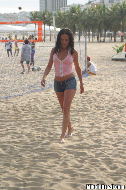 Giovane brasiliana calda che viene schiacciata proprio sulla spiaggia
 #71576380