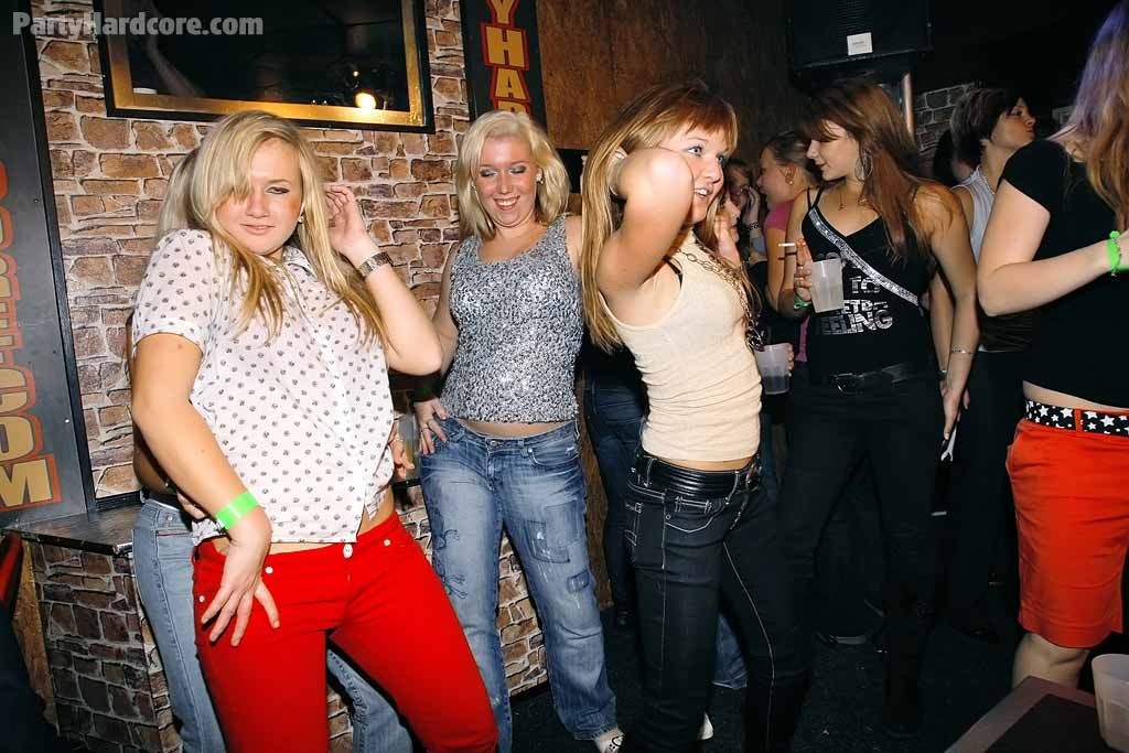 Betrunkene Amateur-Mädchen ficken hart auf Hardcore-Sex-Party
 #74490567