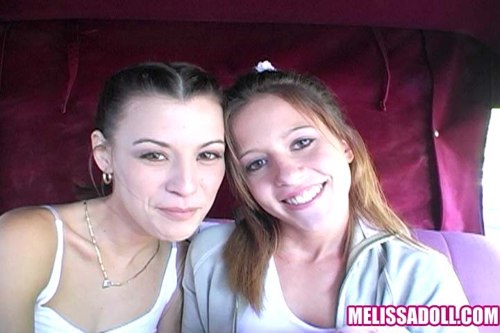 Jóvenes haciendo travesuras juntas
 #78270695