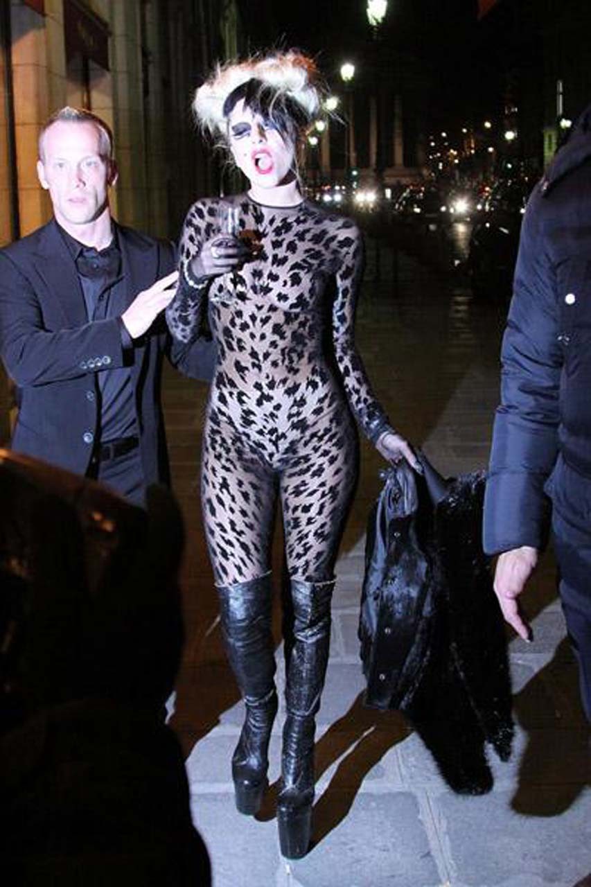 Lady Gaga che mostra le mutandine e le sue tette in vedere attraverso il vestito foto paparazzi
 #75309105