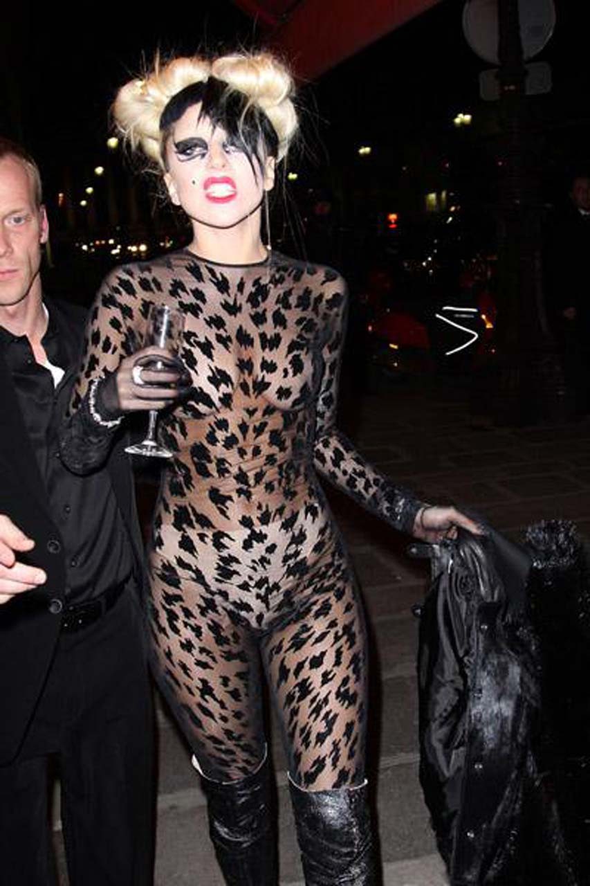 Lady Gaga che mostra le mutandine e le sue tette in vedere attraverso il vestito foto paparazzi
 #75309110