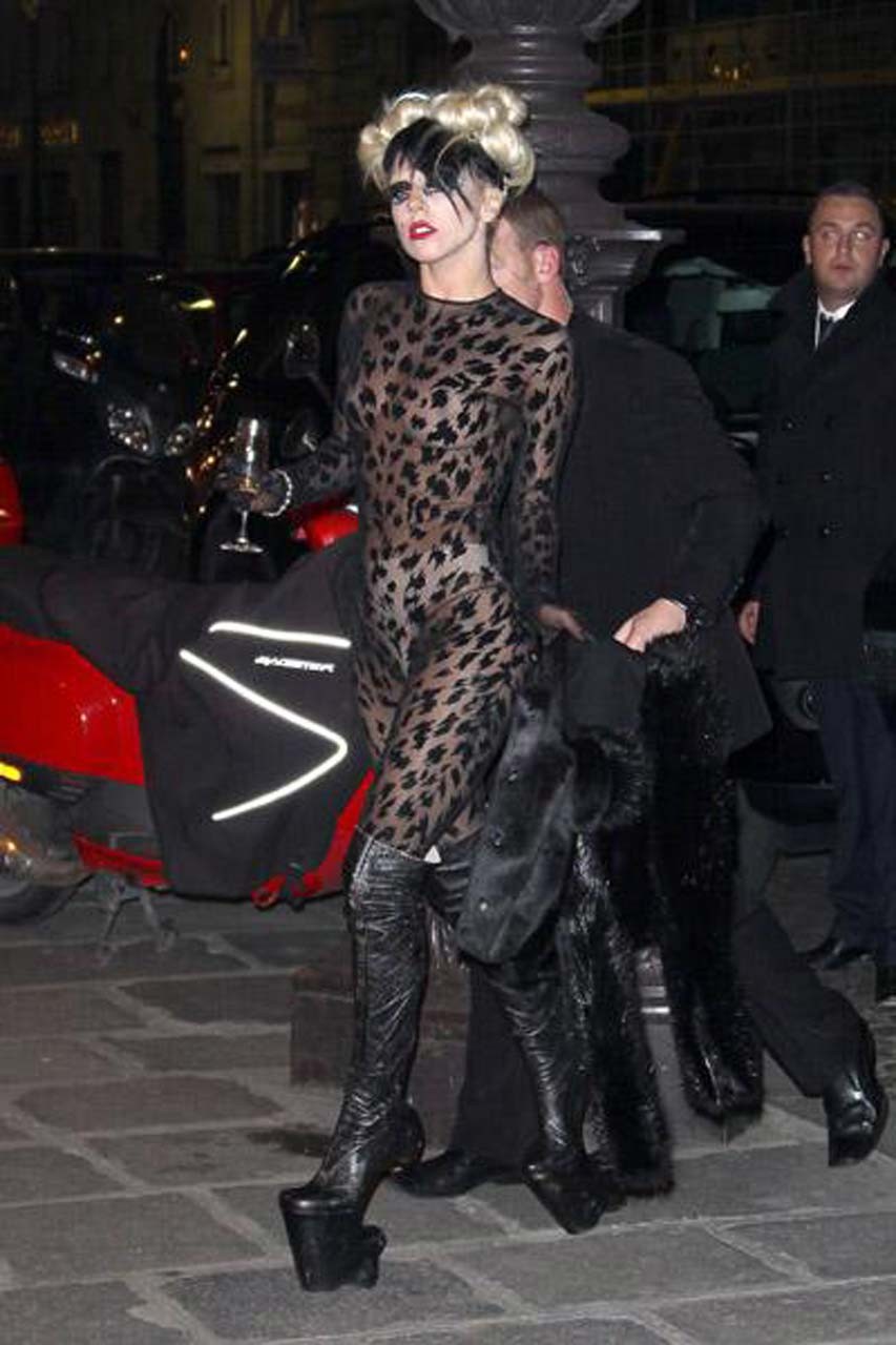 Lady Gaga che mostra le mutandine e le sue tette in vedere attraverso il vestito foto paparazzi
 #75309122