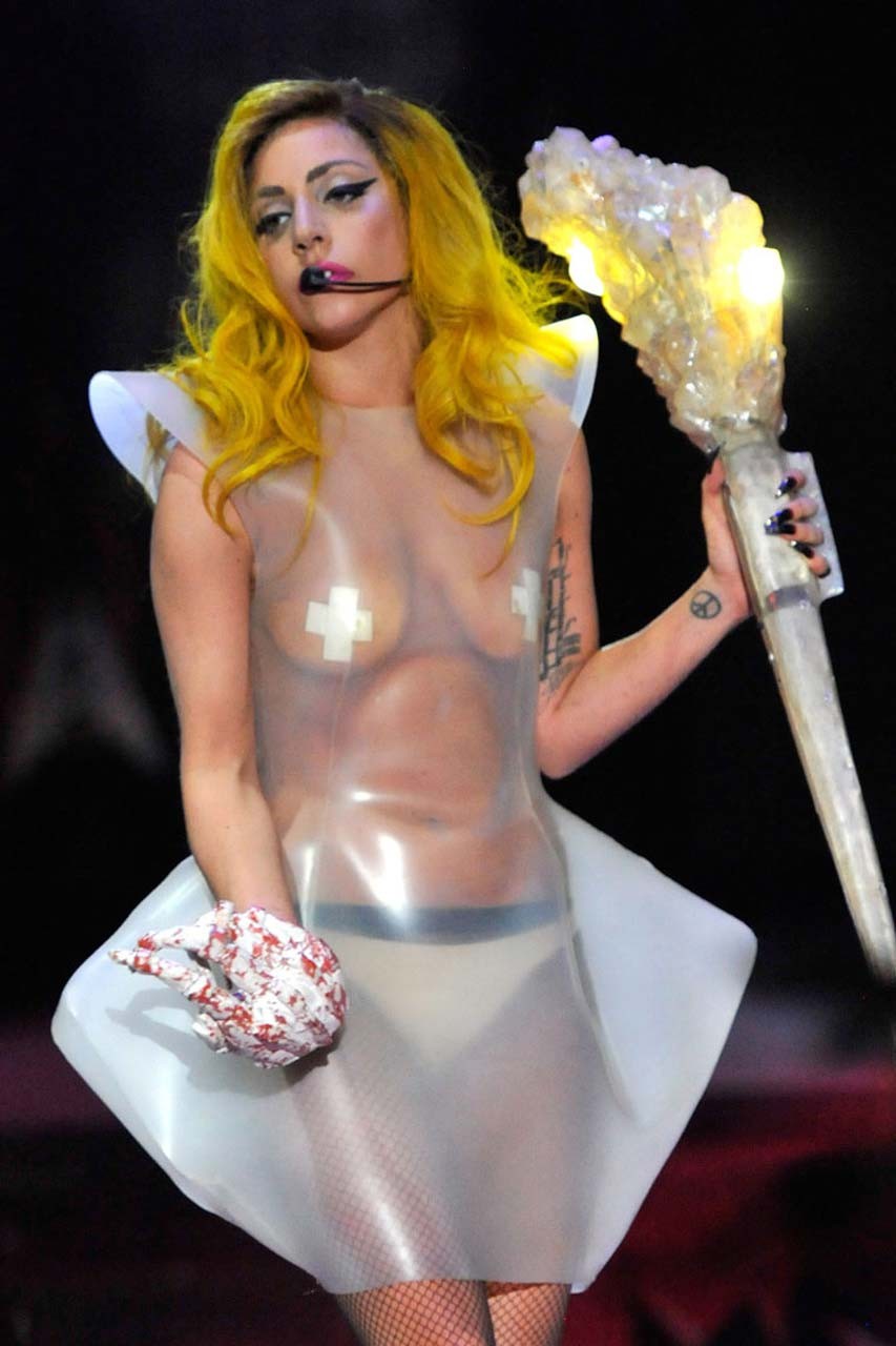 Lady Gaga che mostra le mutandine e le sue tette in vedere attraverso il vestito foto paparazzi
 #75309163