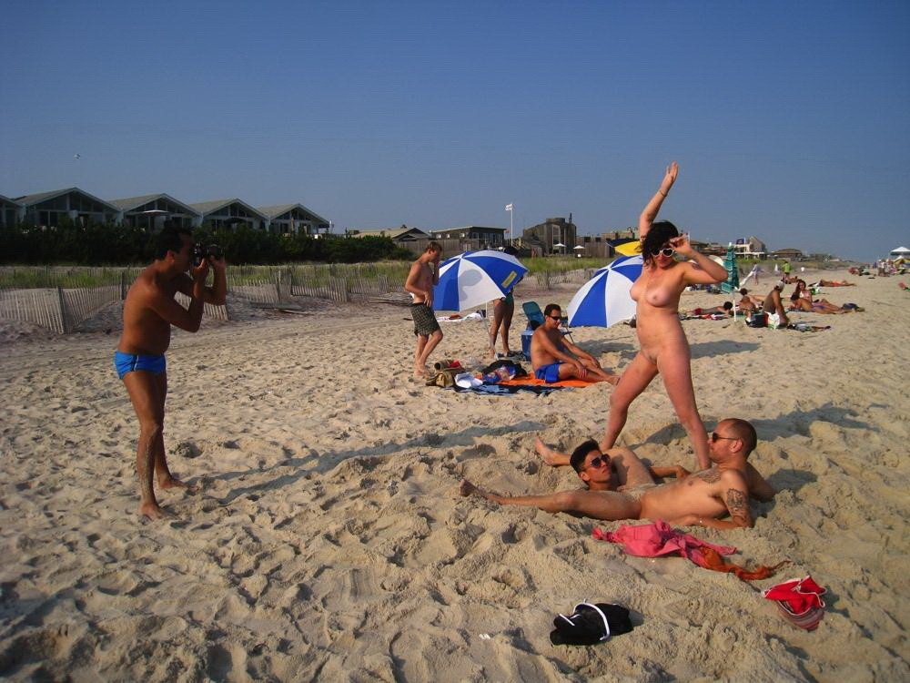 Nessun pulcino alla spiaggia nudista è più caldo di questo
 #72249785