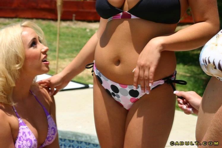 Lesbianas bajo el sol muffdiving en acción
 #78239006