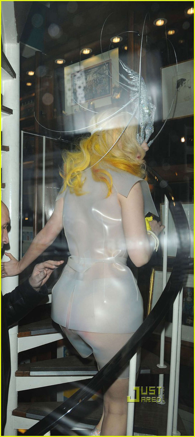 Lady gaga montrant ses seins et son string dans une robe transparente
 #75358102