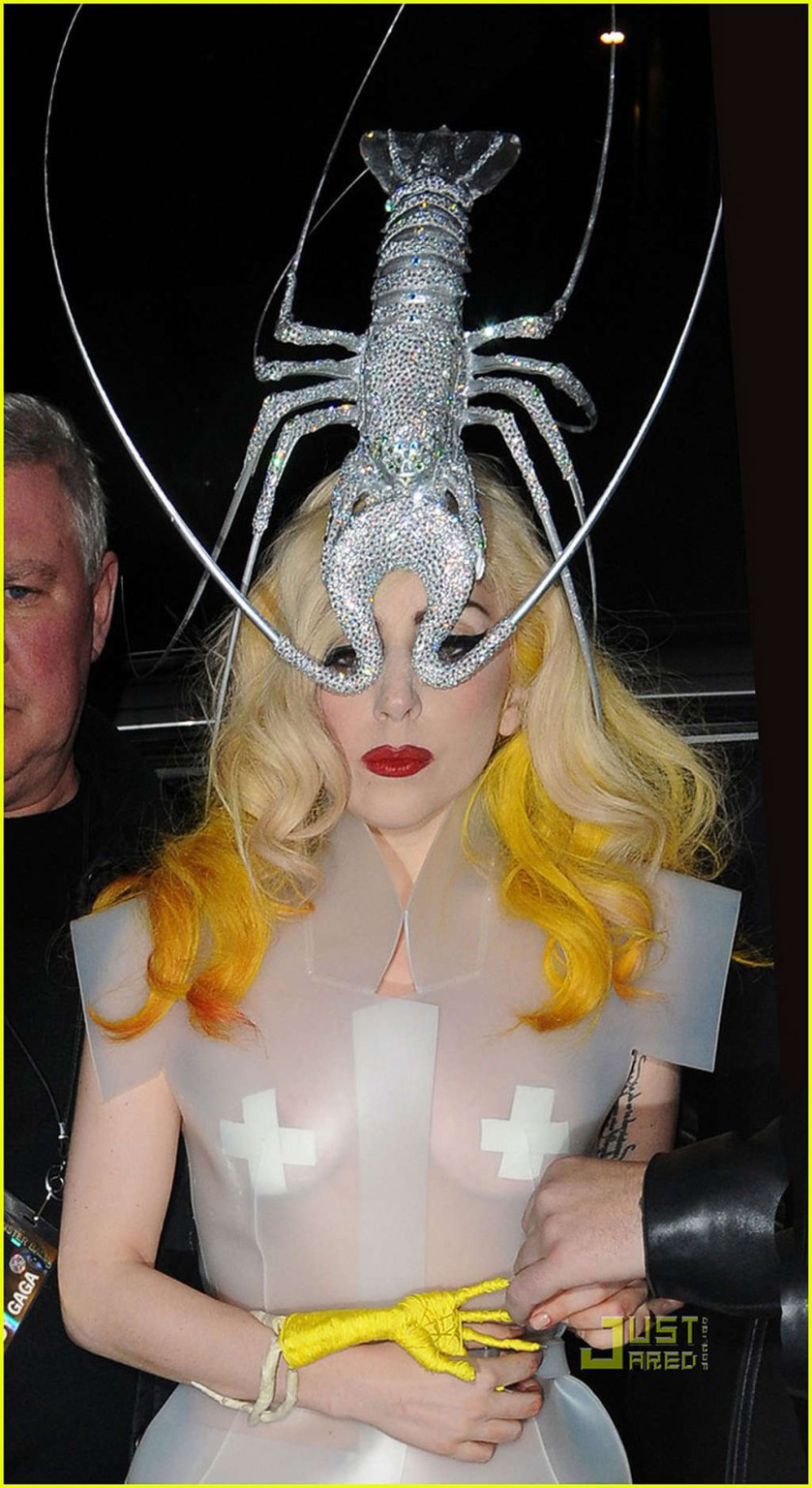 Lady Gaga che mostra le sue tette e perizoma in vedere attraverso il vestito
 #75358182