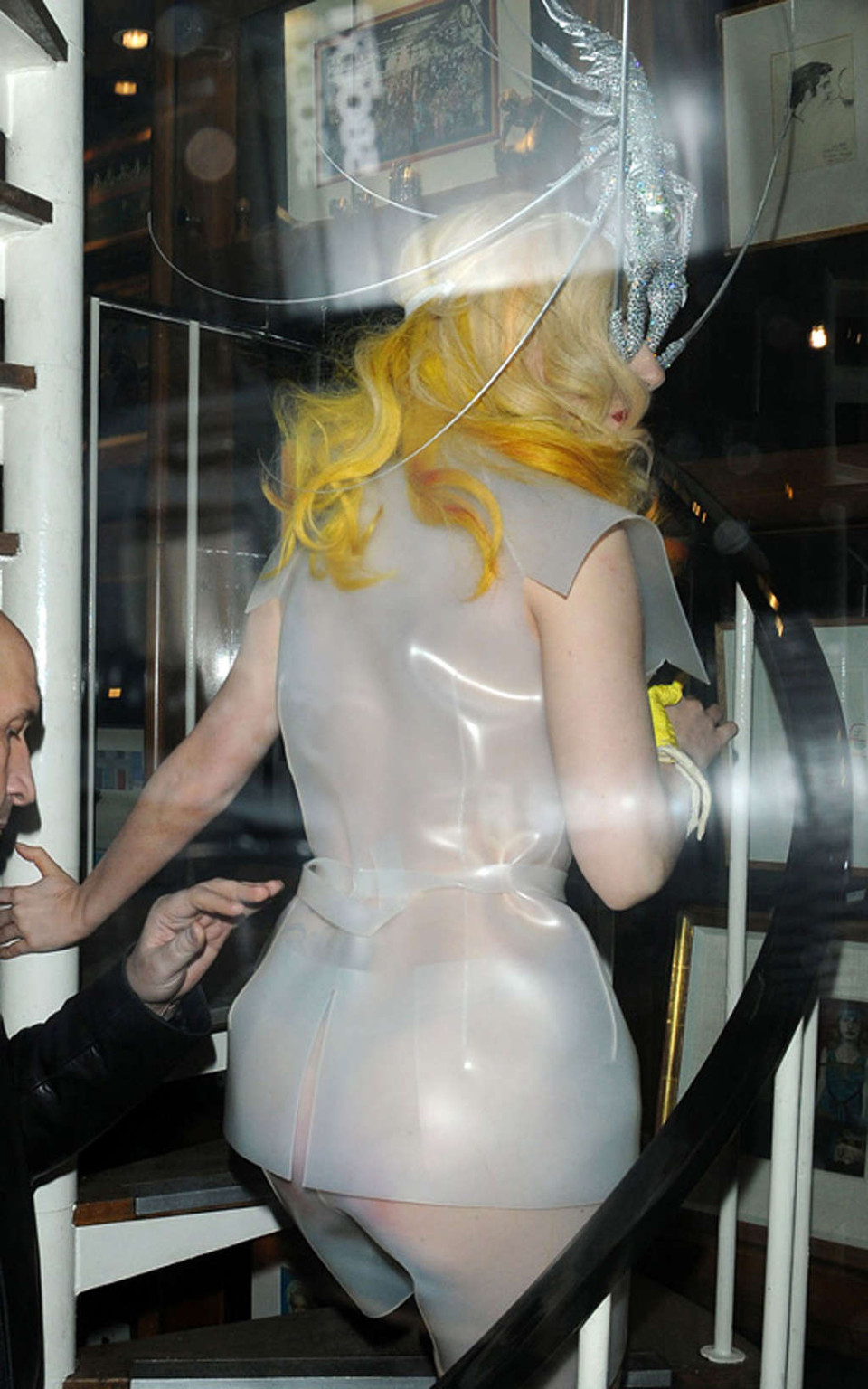 Lady gaga montrant ses seins et son string dans une robe transparente
 #75358210