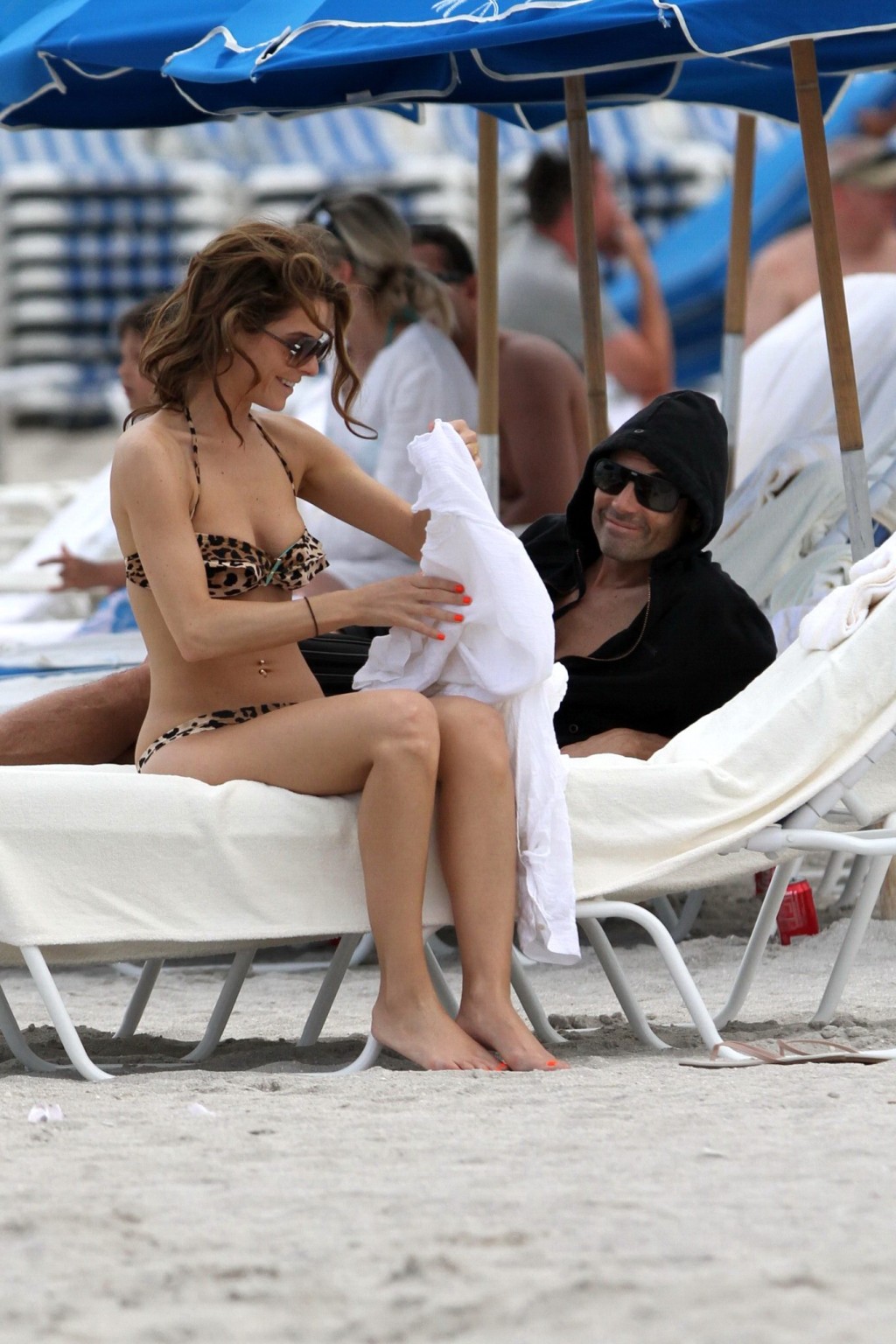 Maria menounos en bikini léopard sur la plage de Miami
 #75306206