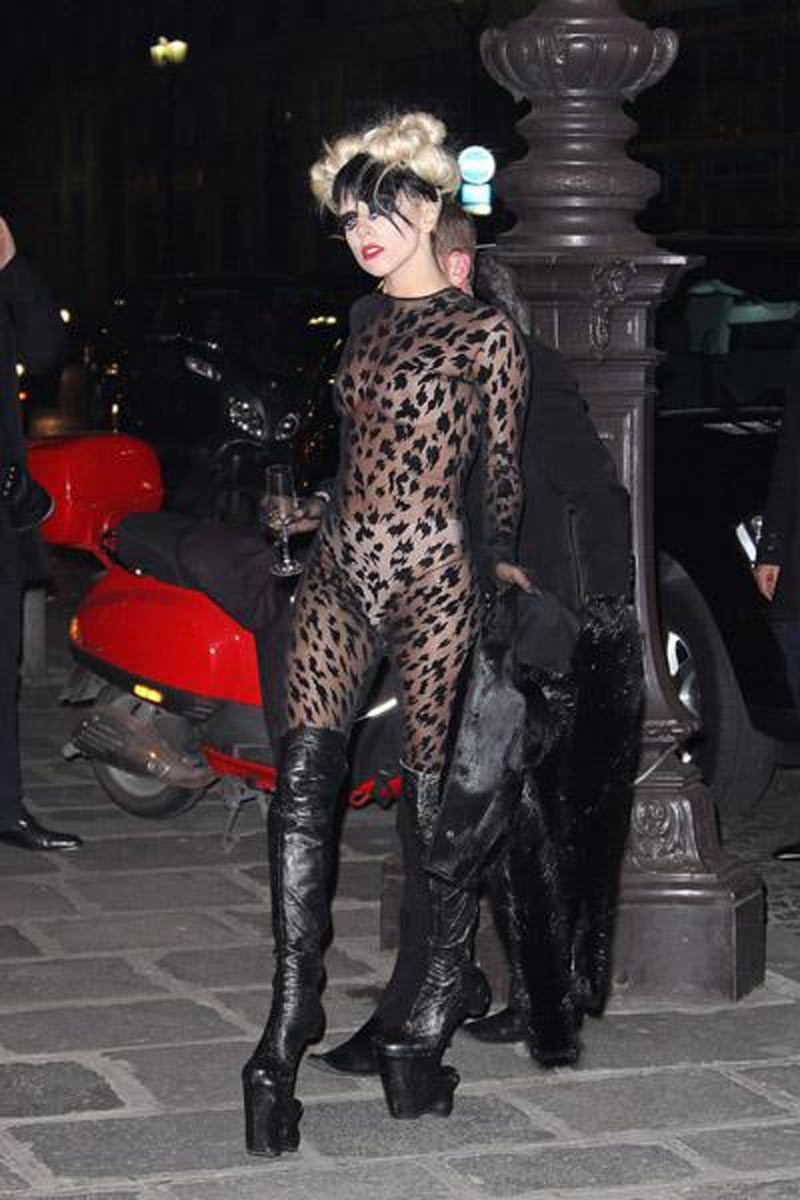 Lady Gaga mostra il suo succoso culo a perizoma in lingerie
 #75313917