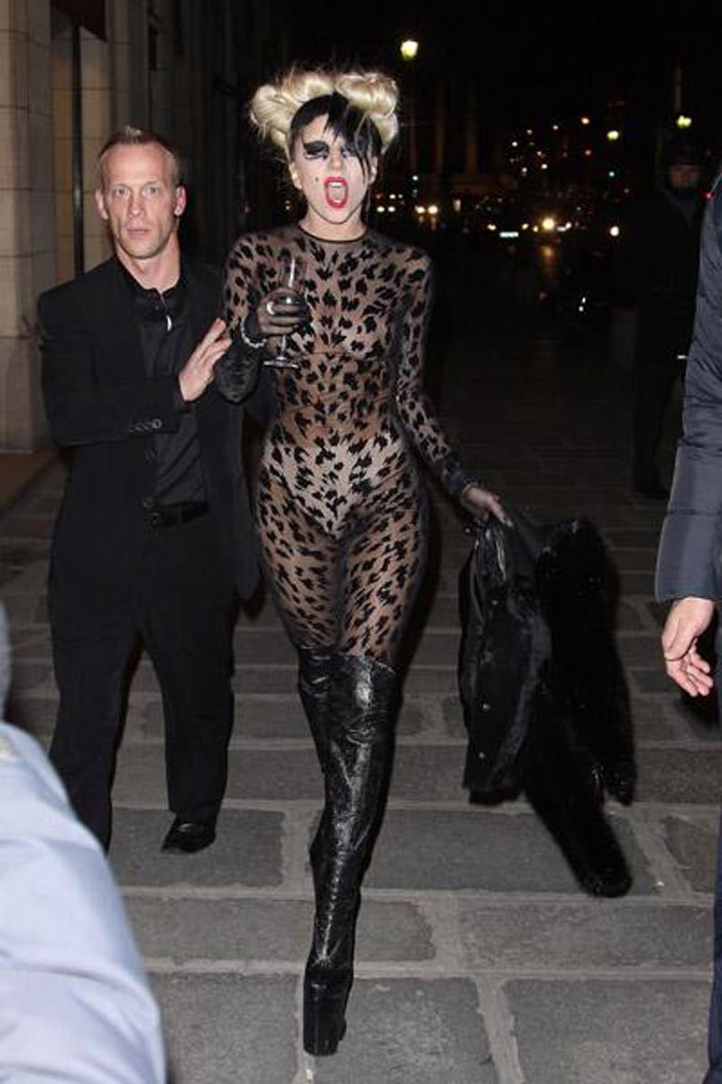 Lady Gaga mostra il suo succoso culo a perizoma in lingerie
 #75313924