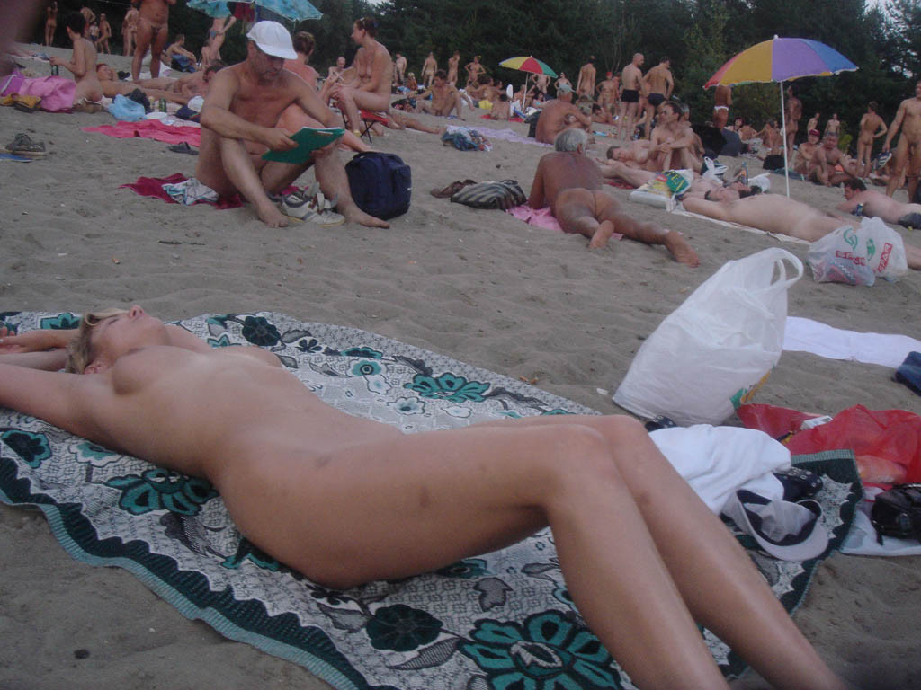 ブロンドのベイビーは、彼女の完璧な日焼けした裸の体をこする
 #72251903