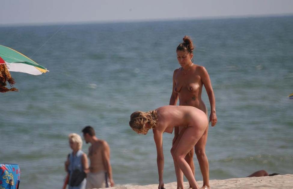 Una ragazza bionda strofina il suo corpo nudo perfettamente abbronzato
 #72251907