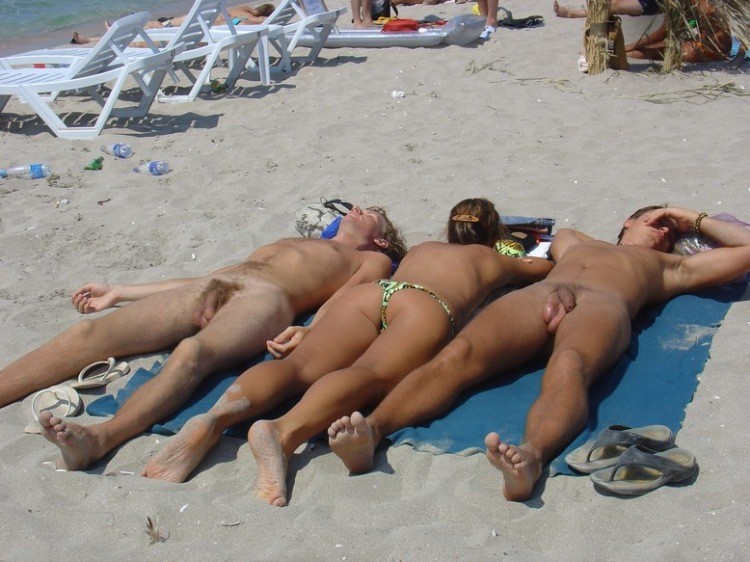 Una ragazza bionda strofina il suo corpo nudo perfettamente abbronzato
 #72251976