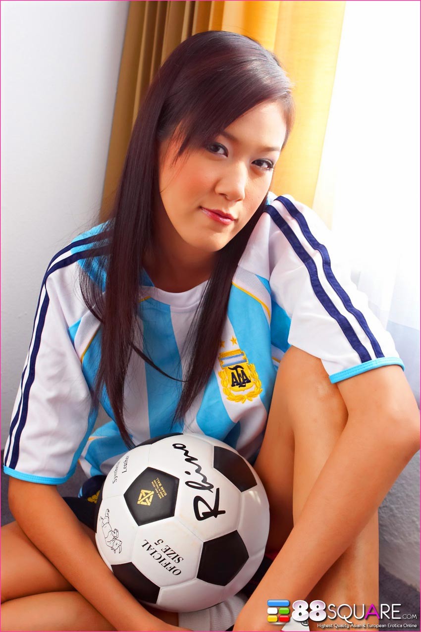 Irene fah posant avec un ballon de foot
 #69834564