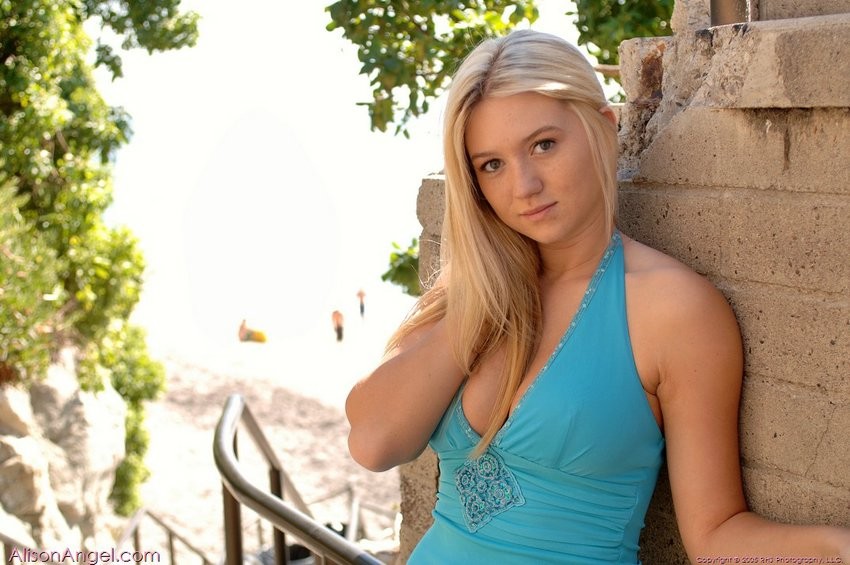 Himmlisch schöne blonde Alison Angel nackt
 #72816524
