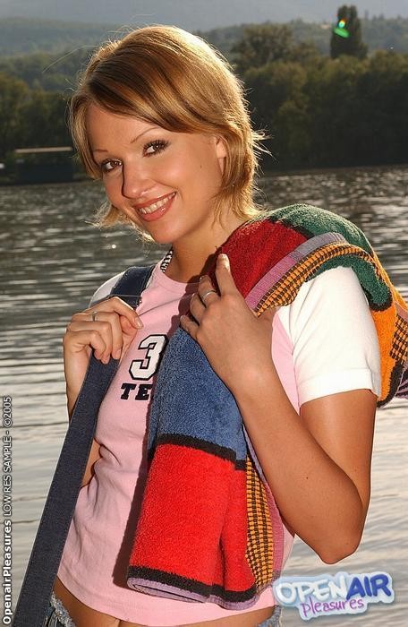 Sexy babe Colette enjoying with dildo at the lake facet