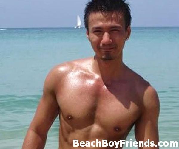 Jeunes gars avec des corps chauds se taquinant bien sur la plage pour le plaisir
 #76946025