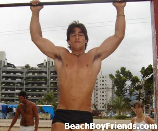 Junge Kerle mit heißen Körpern necken gut am Strand für Spaß
 #76946033