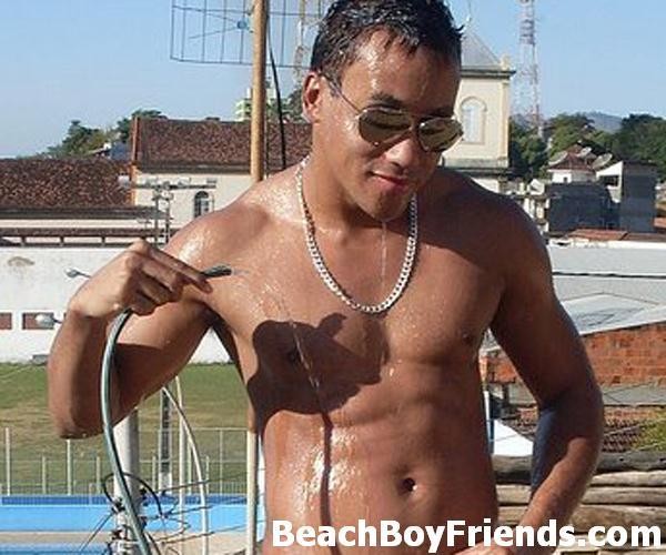 Jeunes gars avec des corps chauds se taquinant bien sur la plage pour le plaisir
 #76946041